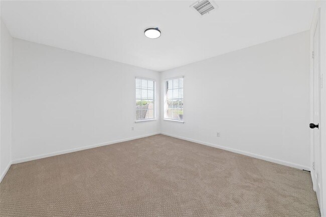 Building Photo - 2719 Oakland Dr