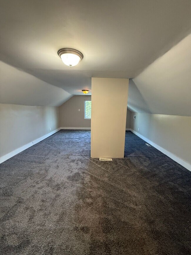 Building Photo - 4bd Single E. 140/kinsman Section 8