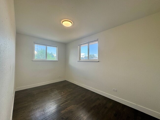 Building Photo - 2 Bedroom 1 Bath In Lakewood! Available Now!!