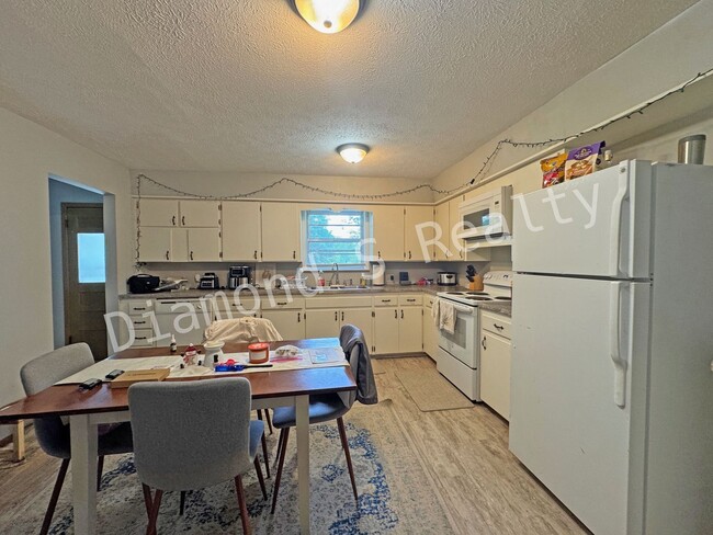 Building Photo - Three Bedroom Home for Lease - Park-like b...