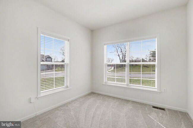 Building Photo - 7884 Oakbrook Dr