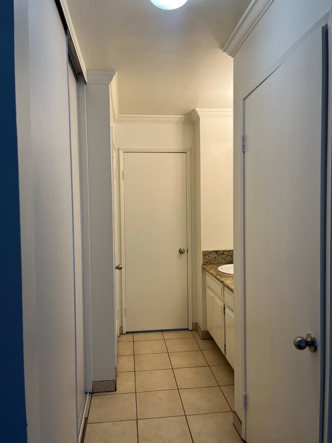 Building Photo - Spacious 2-Bedroom Condo on the First Floo...