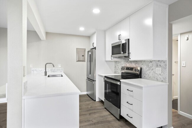 Building Photo - Stunning Fully Remodeled 2BD/2BA - Top Floor Unit in the Heart of Boulder