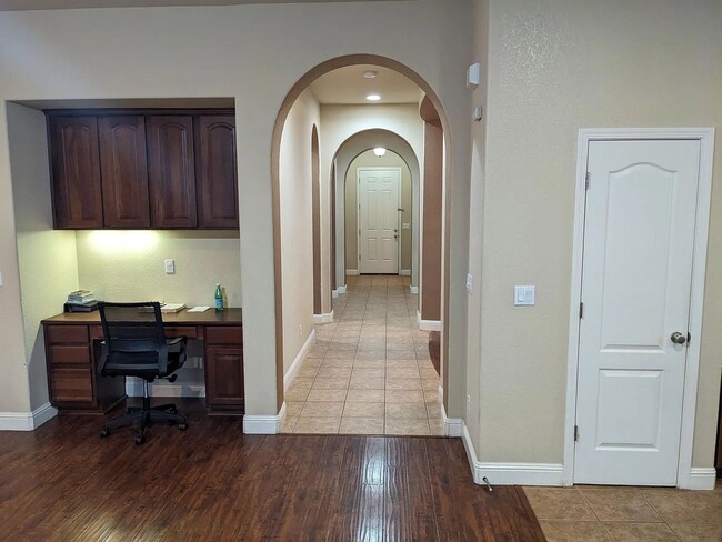 Building Photo - Clean 2000 sqft. 3 Bedroom 2 Bathroom Anatolia Home for Lease.