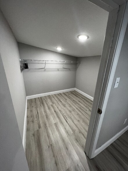 Building Photo - 1477 E Lindberg St