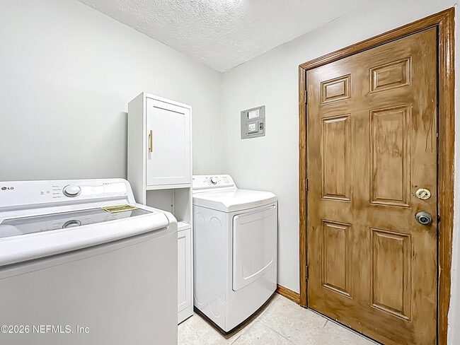 Building Photo - 138 E Duval St