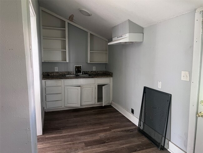 Building Photo - 521 W Caney St