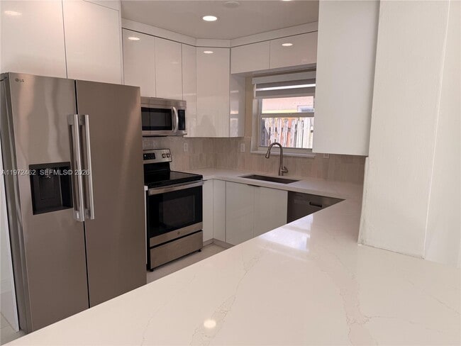 Building Photo - 2813 Bahama Dr