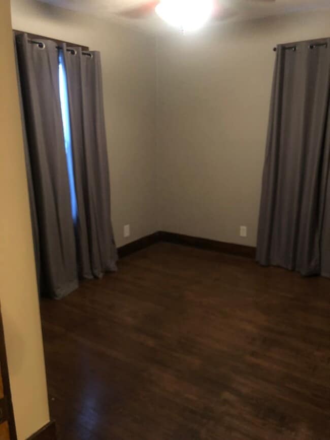 Building Photo - Close to Campus!