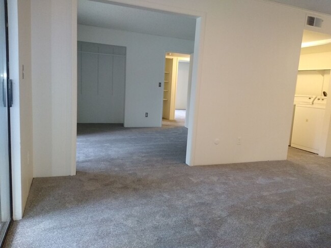 Building Photo - Awesome 2 Bedroom w/ Study 2 Bath Robinwoo...