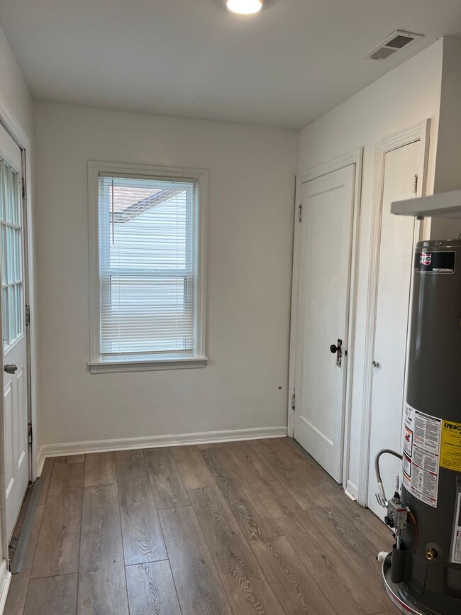 Building Photo - Beautiful Renovated 2 bedroom!