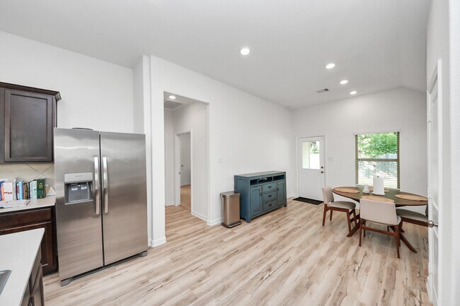 Building Photo - 1114 Bulwark