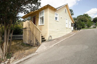 Building Photo - "Charming 2-Bed Oasis in San Marcos - Cozy 825 Sq Ft Home on Lindsey St!"