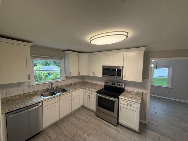 Building Photo - 3 bedroom 1.5 bath rancher