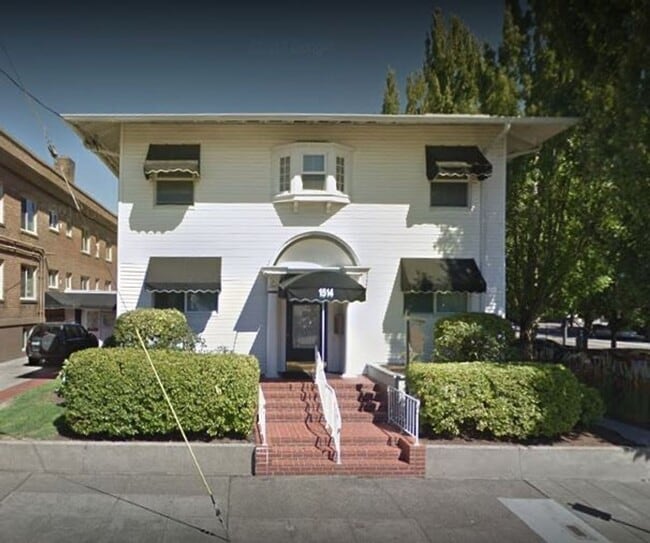 Building Photo - RENT SPECIAL! Gorgeous 2-Bedroom Corner Fl...