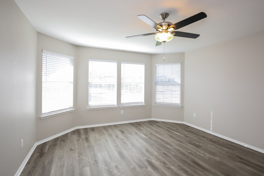 Building Photo - 2217 Midbury Dr