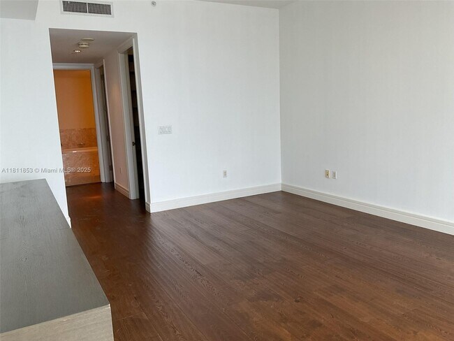 Building Photo - 1425 Brickell Ave