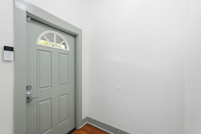 Building Photo - 538 E Waldburg St