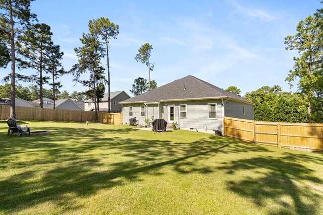 Building Photo - Beautiful 3 Bedroom 2 Bath Ranch
