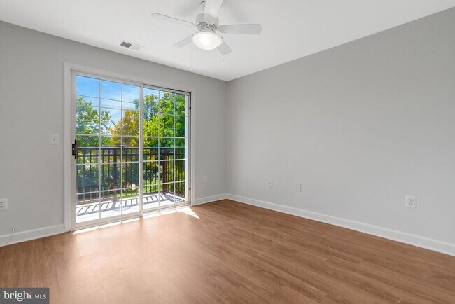 Building Photo - 6924 Fairfax Dr
