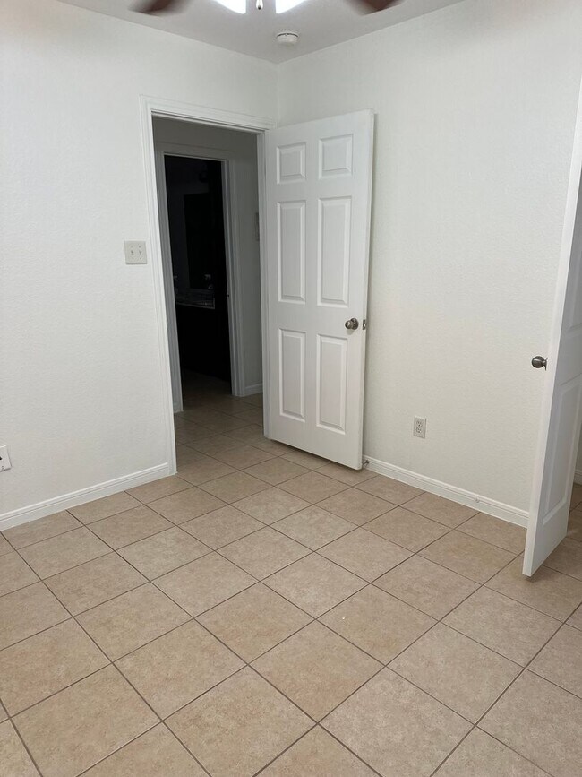 Building Photo - 3 Bedroom 2 Bath Duplex  2 weeks free move in special!