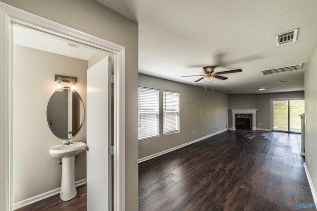 Building Photo - 217 Whitestone Dr NE