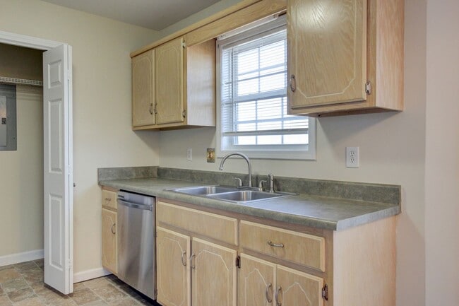 Building Photo - 3 bed 2 bath in the heart of St. B.  Fresh Paint.  Clean and Ready for You.