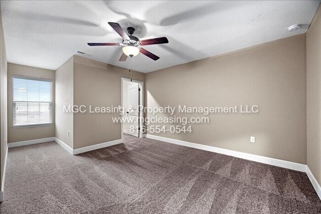 Building Photo - Foxridge Townhomes - Move-In Ready - only townhome available!