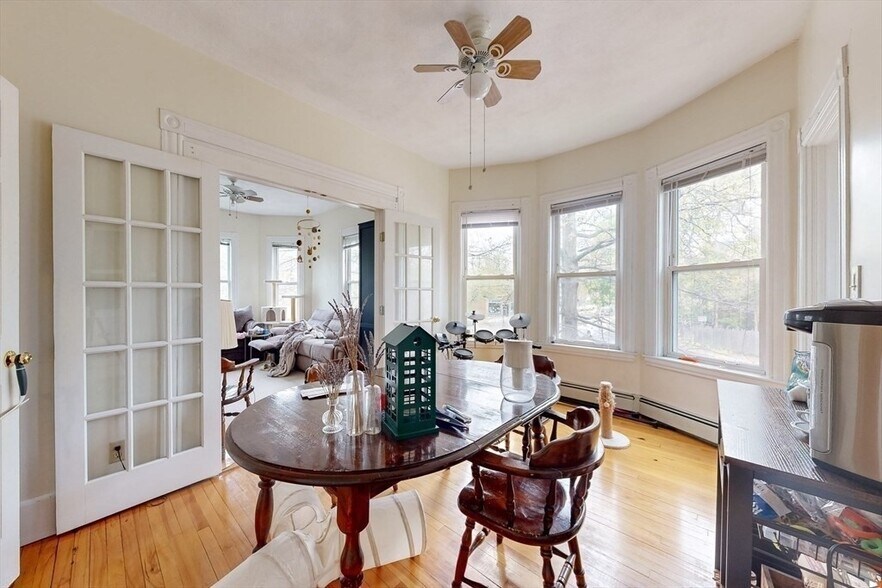 Building Photo - 154 Elm St