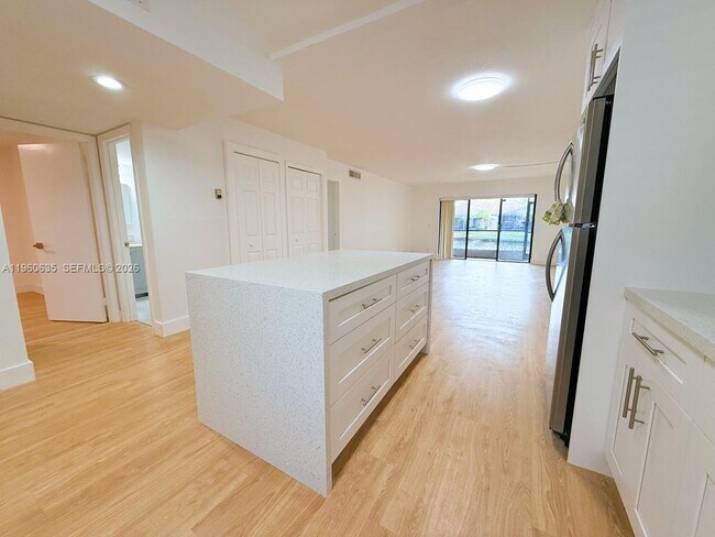 Building Photo - 440 Lakeview Dr