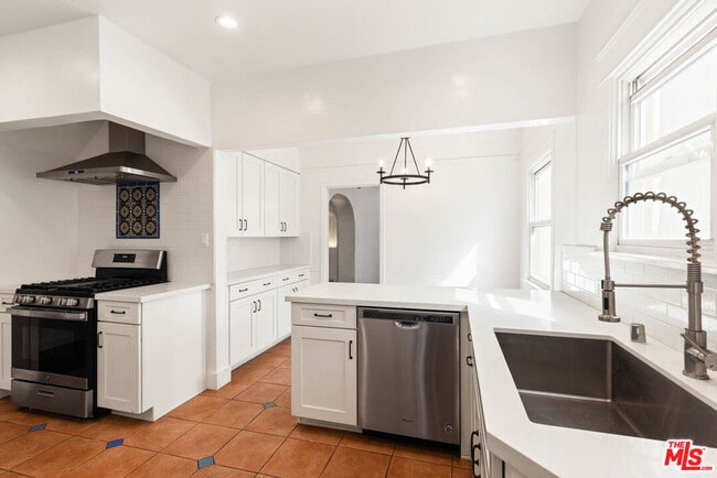 Building Photo - 6620 W 6th St