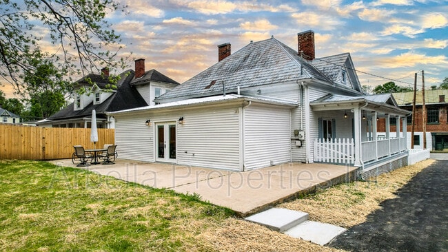 Building Photo - 311 S Cutler St