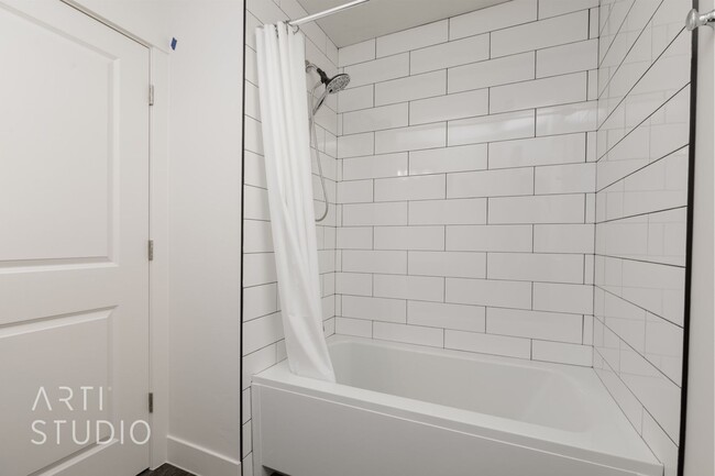 Building Photo - 3 Bedroom, 2.5 Bathroom Townhome in Auburn...