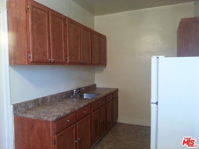 Building Photo - 630 S Kenmore Ave