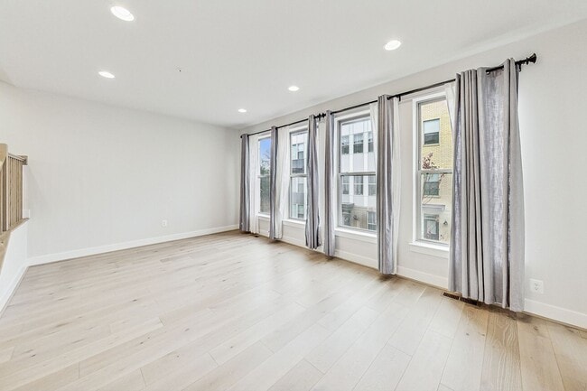 Building Photo - Contemporary 4 bedroom, 3.5 bath Open Concept Townhome!