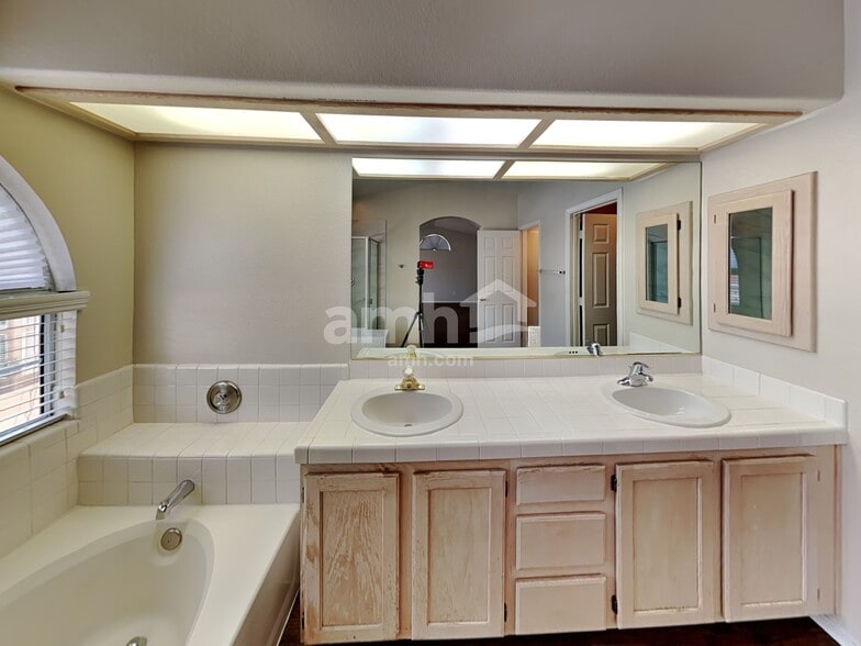 Building Photo - 8188 Sedona Sunrise Dr