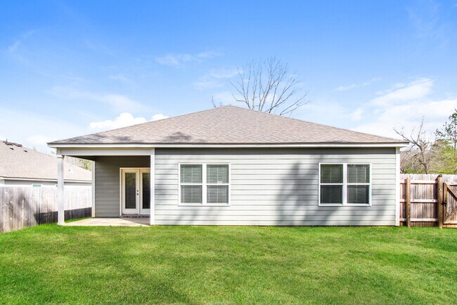 Building Photo - Inviting Bessemer Home with Open Layout