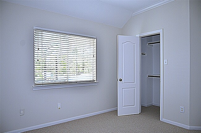 Building Photo - 218 Heathbrook Ln