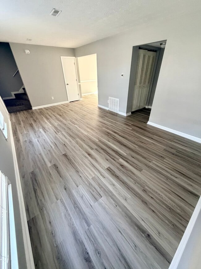 Building Photo - 2472 Woodhill Dr