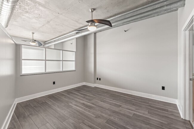 Building Photo - Stylish Uptown 2BD Condo with Balcony, Par...