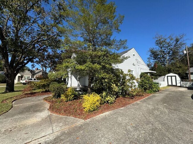 Building Photo - Medical District Location, Fenced Yard, an...