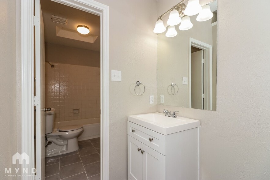 Building Photo - 7413 Waterway Dr