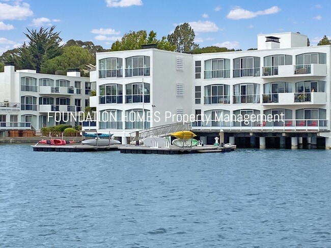 2BR/2BA Waterfront Corner Condo! Parking!... - 2BR/2BA Waterfront Corner Condo!  Parking!...