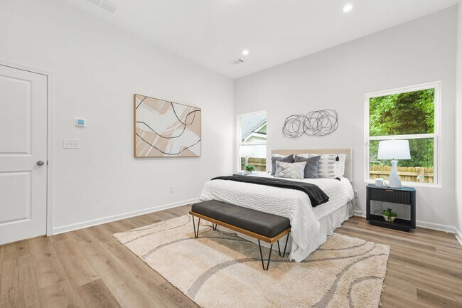 Building Photo - 1223 Oakland Dr SW