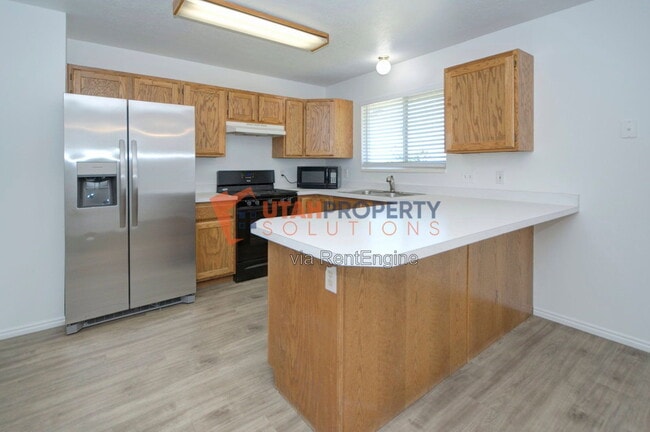 Building Photo - 496 W 330 S