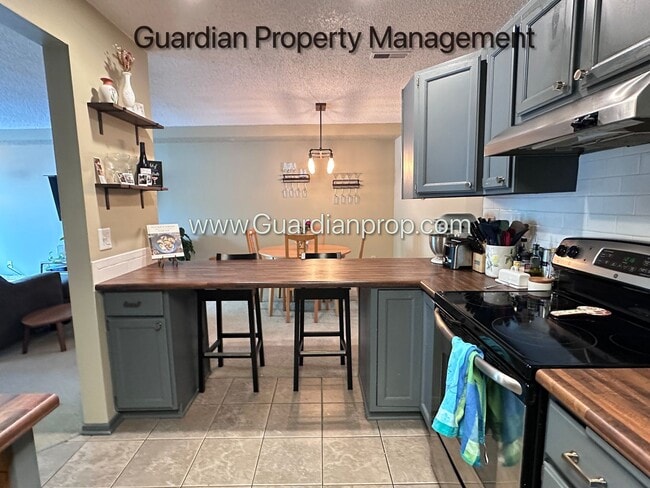 Building Photo - St Louis Park 2 Bedroom Town Home, Dishwasher, 1 Car Garage, Central Air, W/D