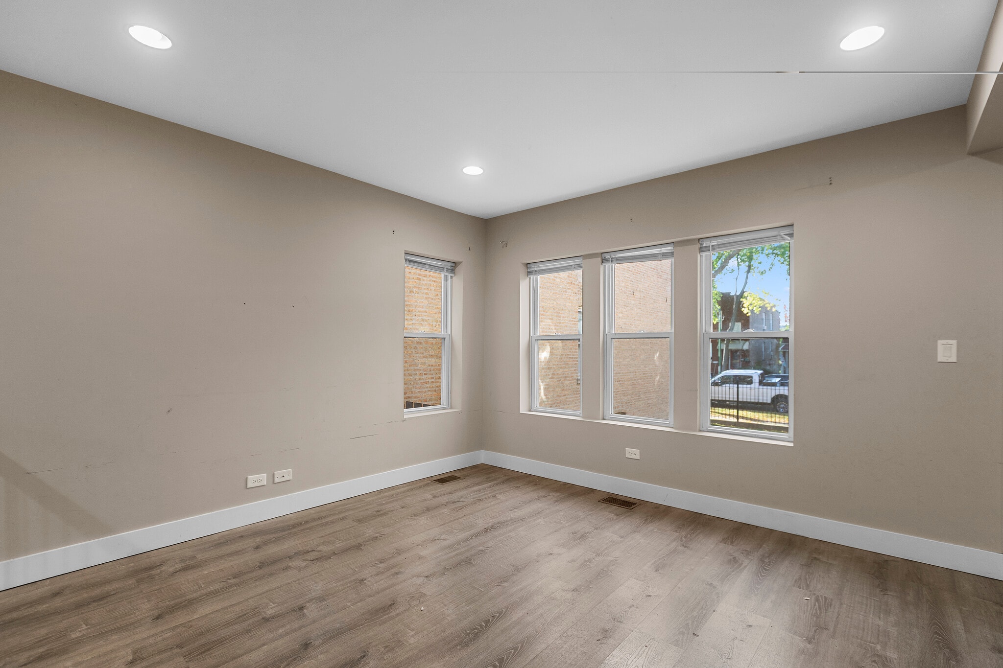 Building Photo - 5731 N Washtenaw Ave