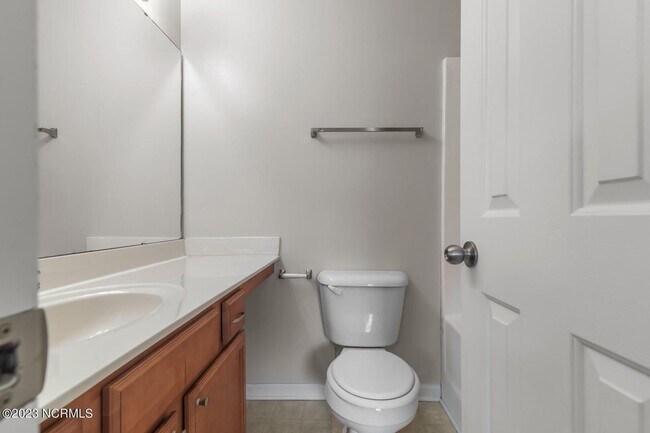 Building Photo - 2 Bed 2.5 Bath Townhome