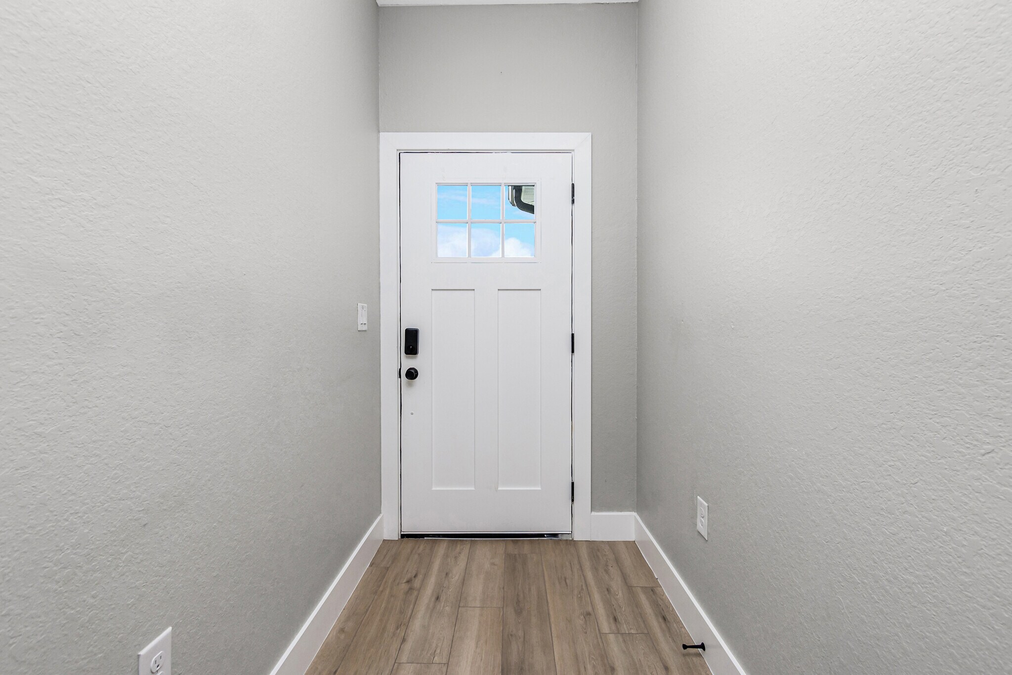 Foyer - 10410 Pendleton Ave
