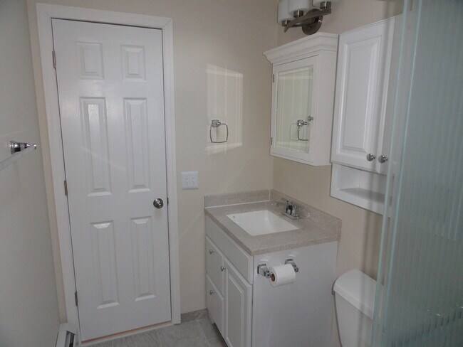 Building Photo - 9 Briarwood Dr